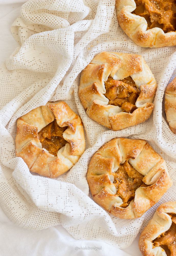 This Thanksgiving, give your sweet potato pie a new look by turning them into sweet potato mini galettes. Buttery, flaky homemade pie crust with a flavorful rich sweet potato filling and fall spices! Your guests will feel so special when you give them their own personal galette as they head home. 