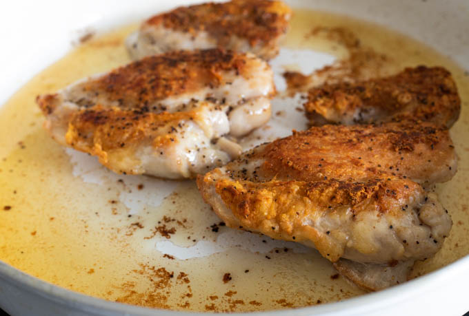 A picture showing how to cook pan seared chicken thighs 