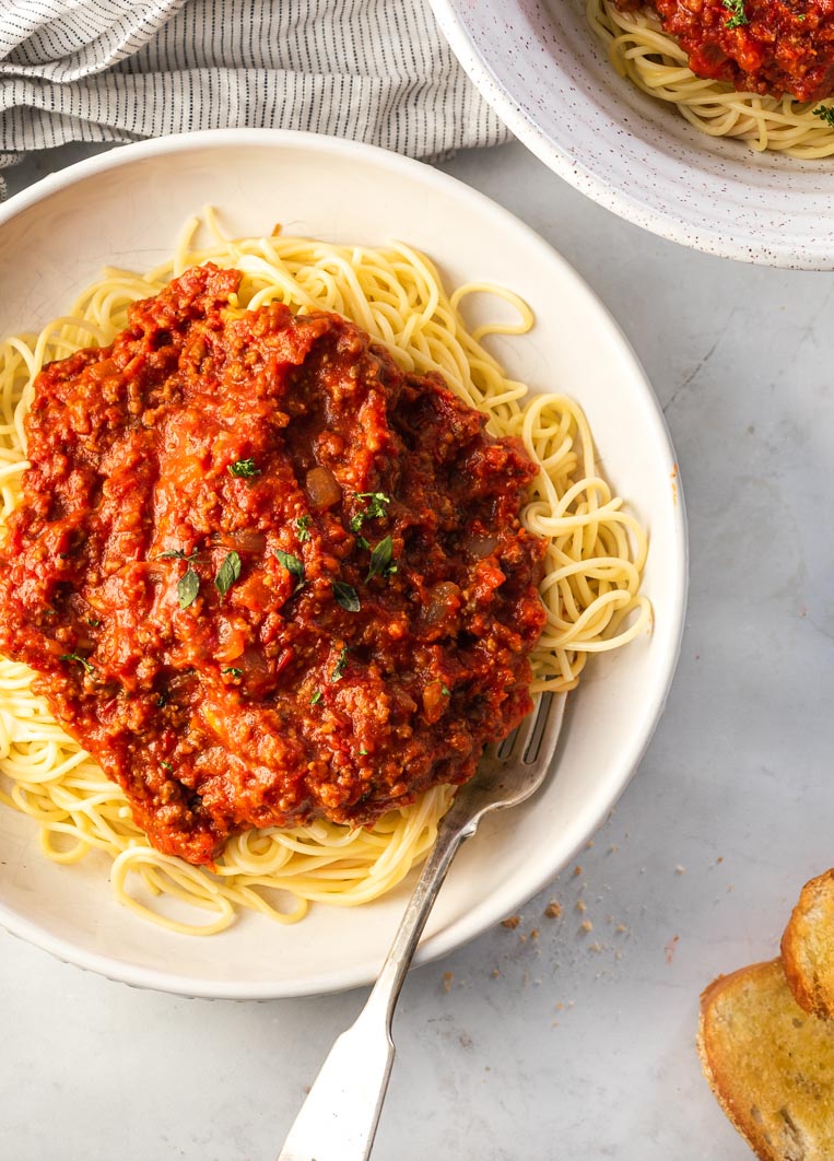A photo of meat sauce with spaghetti on a plate 
